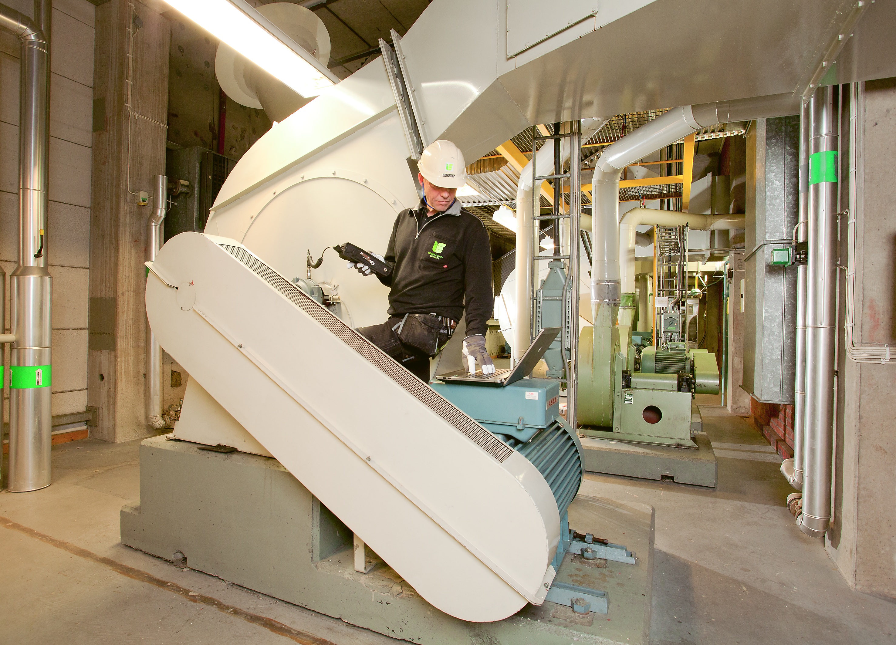 Man using Leonova Diamond for field measurements in industrial environment Man using Leonova Diamond for field measurements in industrial environment